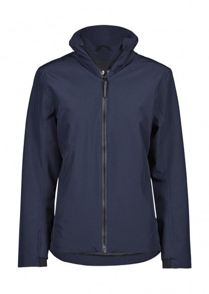 Eine Damen All  Weather Jacke  in  dunkelblau mit geradem, längerem Schnitt bis über die Hüfte. Schlichtes Design mit hochstehendem Kragen, verdecktem Frontreißverschluss und zwei seitlichen Reißverschlusstaschen.