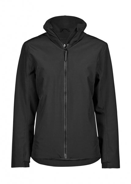 Eine Damen All  Weather Jacke  in  schwarz mit geradem, längerem Schnitt bis über die Hüfte. Schlichtes Design mit hochstehendem Kragen, verdecktem Frontreißverschluss und zwei seitlichen Reißverschlusstaschen.