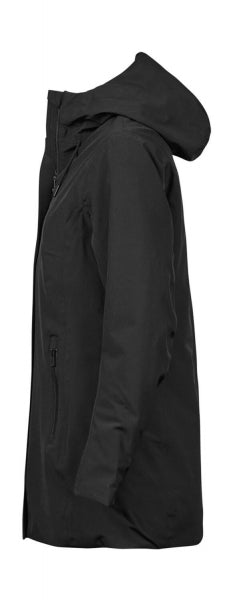 Damen All Weather Parka in  in Schwarz mit  geradem, längerem Schnitt bis über die Hüfte. Schlichtes Design mit hochstehendem Kragen und großer Kapuze, verdecktem Frontreißverschluss und zwei seitlichen Reißverschlusstaschen