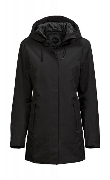 Damen All Weather Parka in  in Schwarz mit  geradem, längerem Schnitt bis über die Hüfte. Schlichtes Design mit hochstehendem Kragen und großer Kapuze, verdecktem Frontreißverschluss und zwei seitlichen Reißverschlusstaschen