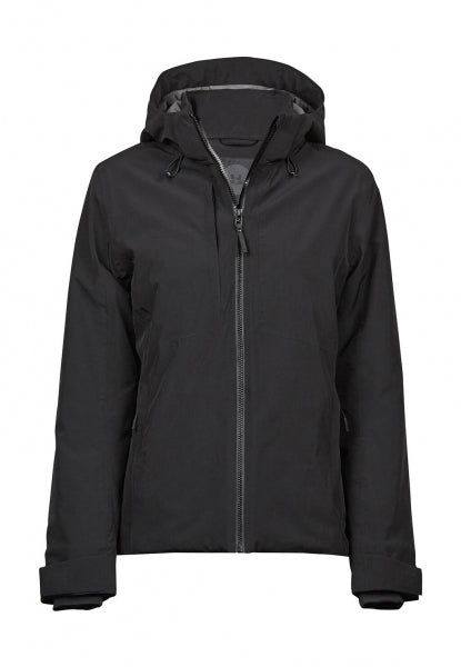 Damen All Weather Winter Jacke mit Kapuze  in  schwarz mit geradem, längerem Schnitt bis über die Hüfte. Schlichtes Design mit hochstehendem Kragen, verdecktem Frontreißverschluss und zwei seitlichen Reißverschlusstaschen