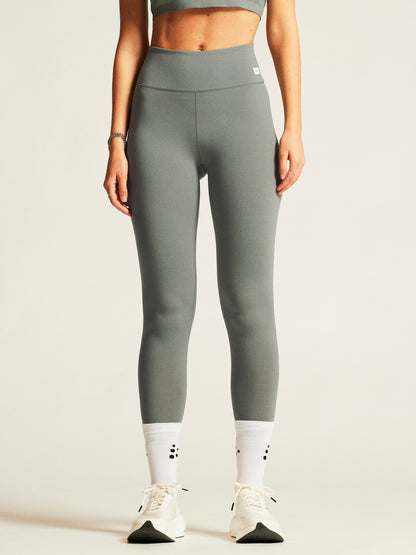 Körpernah geschnittene Sport-Tights  in der Farbe leaf in 7/8-Länge mit hohem, breitem Bund und schmal zulaufenden Beinen bis oberhalb der Knöchel