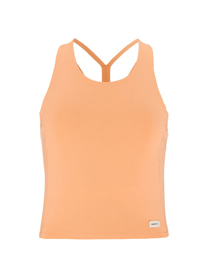 Kurz geschnittenes, körpernahes Sport Top in der Farbe Apricot mit hohem Rundhalsausschnitt und breiten Trägern. Am Rücken verlaufen schmale Träger über Kreuz und lassen einen großen Teil des Rückens frei.
