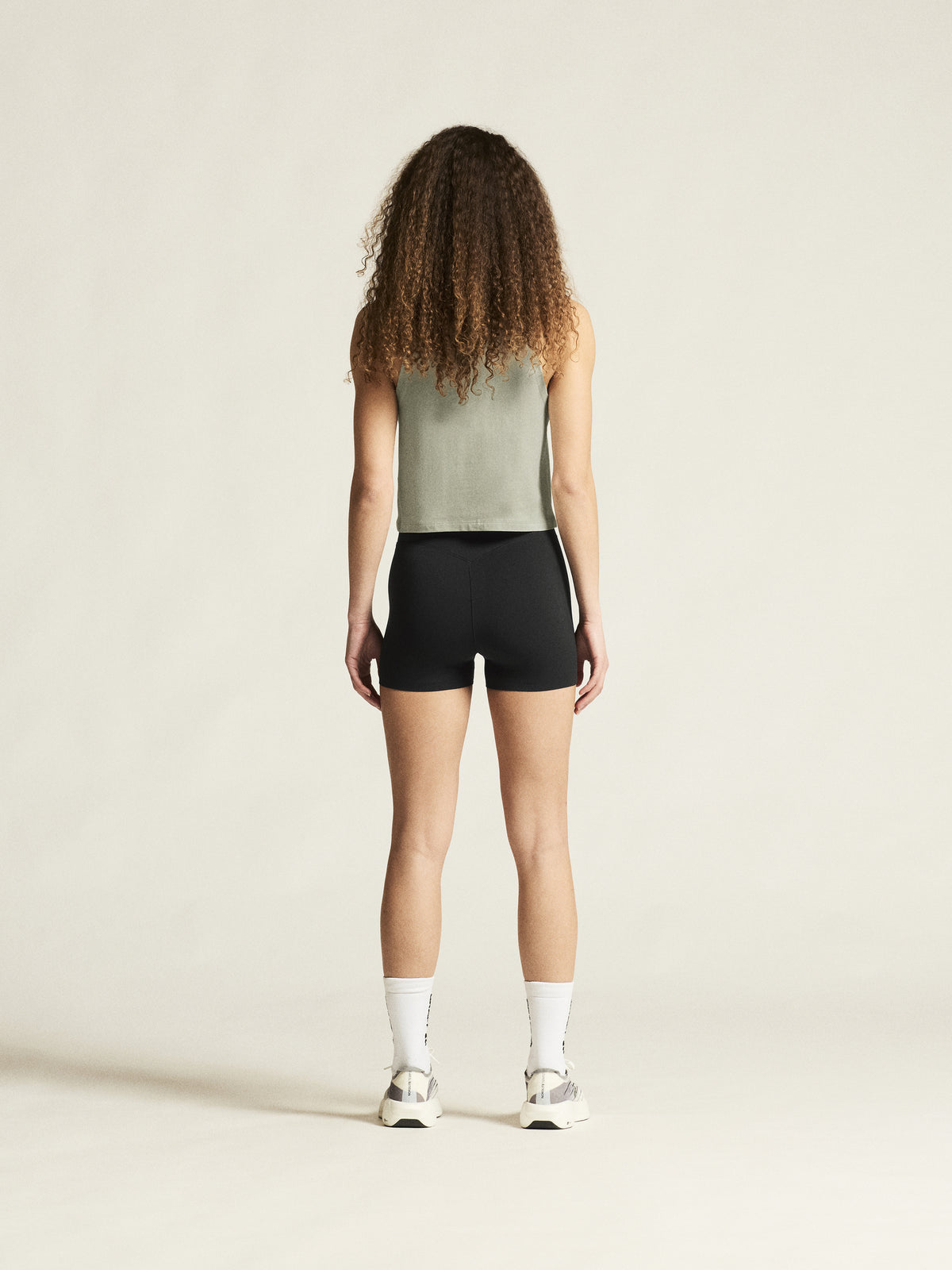 Seamless Hotpants in schwarz mit hohem Bund und körpernaher Passform. Das elastische Material bietet angenehme Bewegungsfreiheit beim Sport und Training.