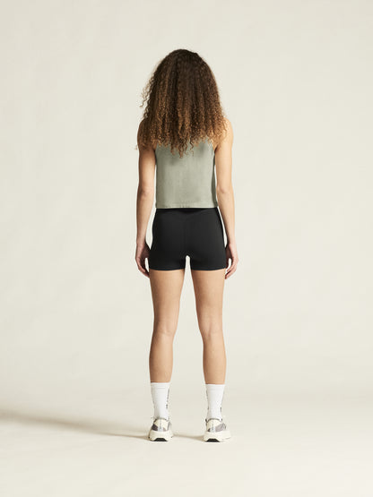Seamless Hotpants in schwarz mit hohem Bund und körpernaher Passform. Das elastische Material bietet angenehme Bewegungsfreiheit beim Sport und Training.