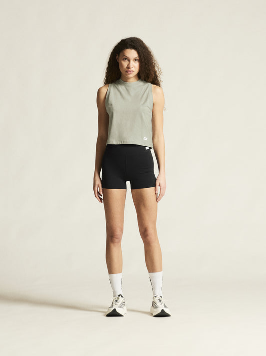 Seamless Hotpants in schwarz mit hohem Bund und körpernaher Passform. Das elastische Material bietet angenehme Bewegungsfreiheit beim Sport und Training.
