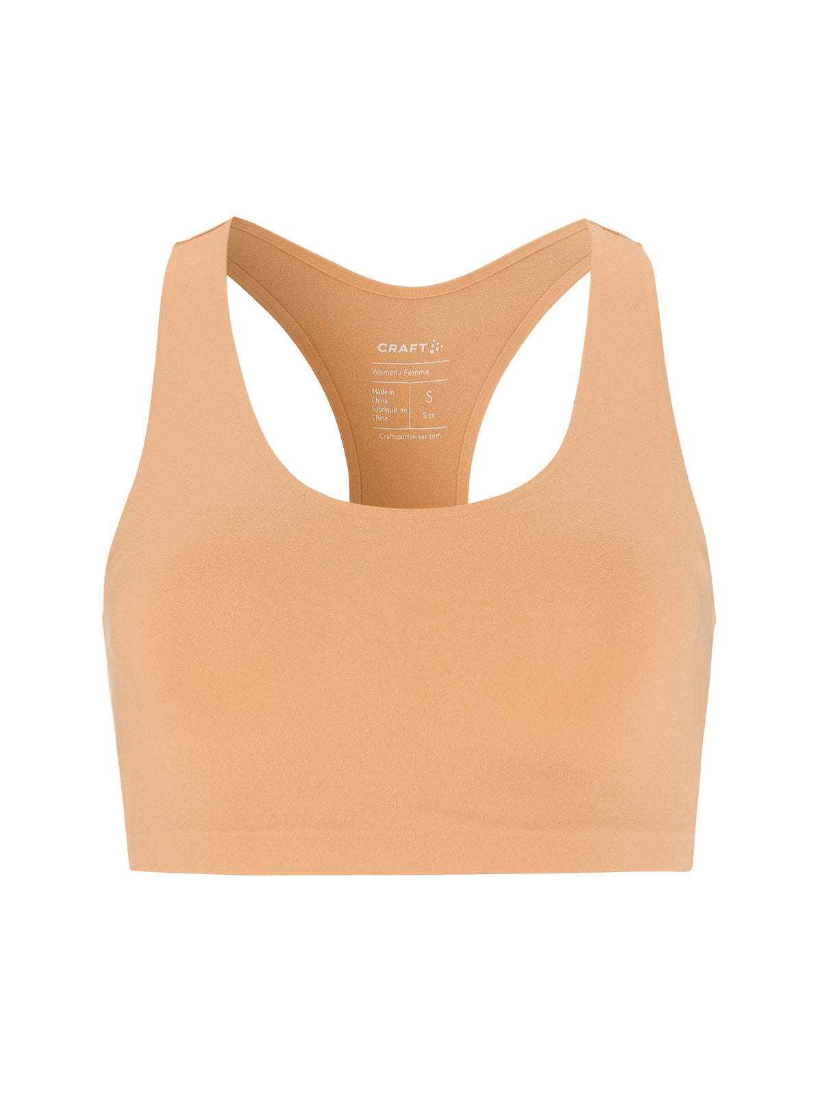 Körpernaher Sport-BH in der Farbe Apricot mit breiten Trägern, rundem Ausschnitt und breitem Unterbrustband. Die Träger laufen am Rücken zu einem sportlichen Ringerrücken zusammen.