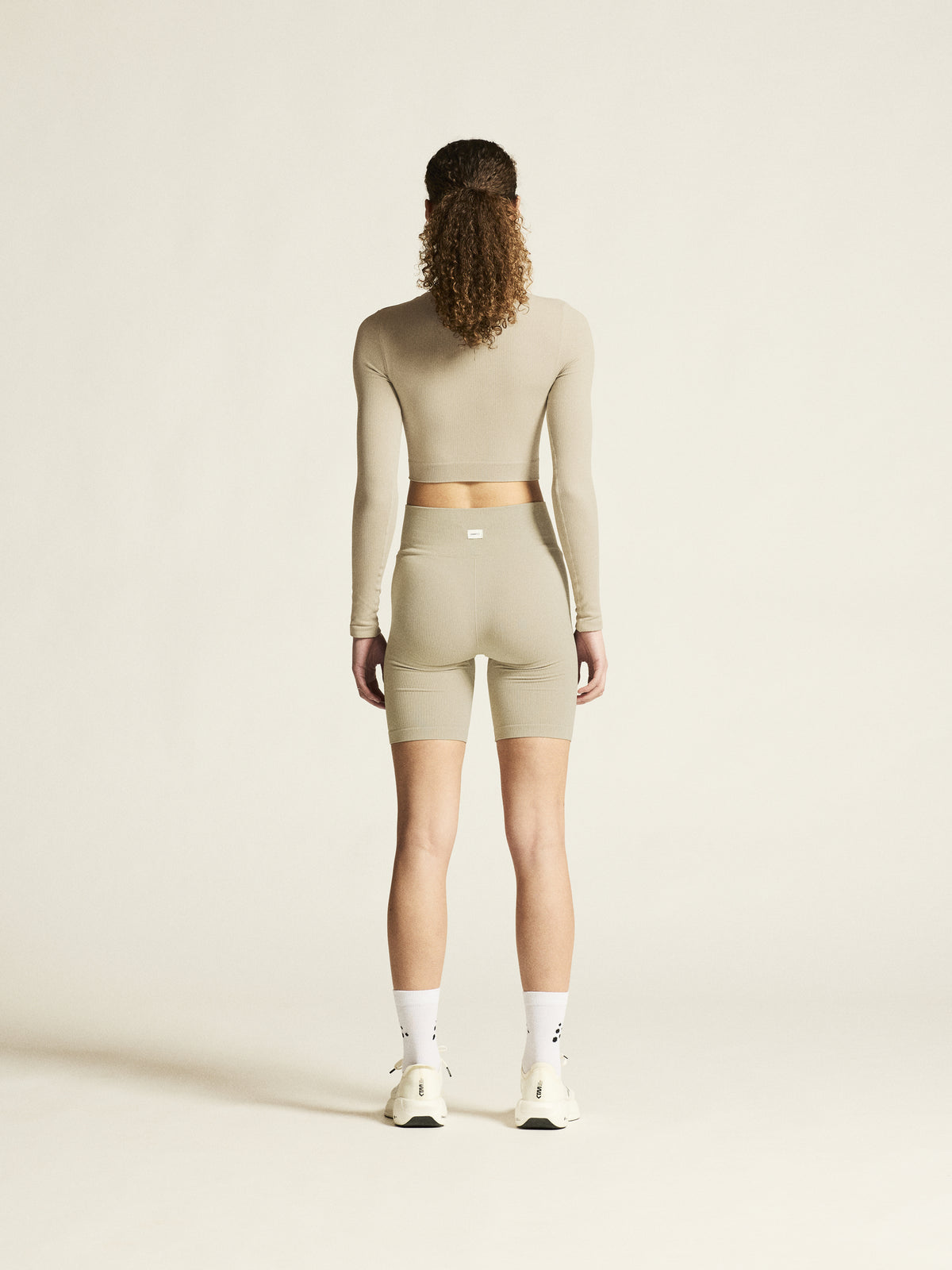 Eng anliegende, kurze Sporthose in der Farbe Hoy aus geripptem Material mit hohem, breitem Bund und körpernaher Passform.