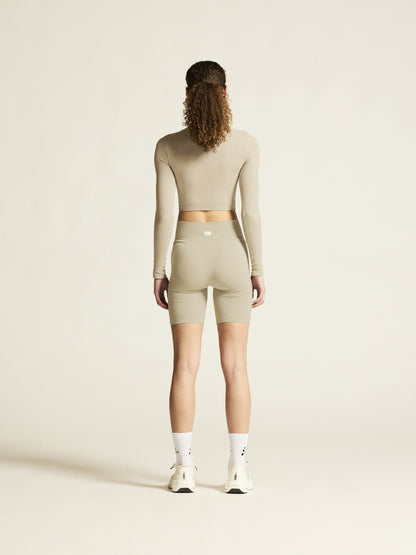 Eng anliegende, kurze Sporthose in der Farbe Hoy aus geripptem Material mit hohem, breitem Bund und körpernaher Passform.
