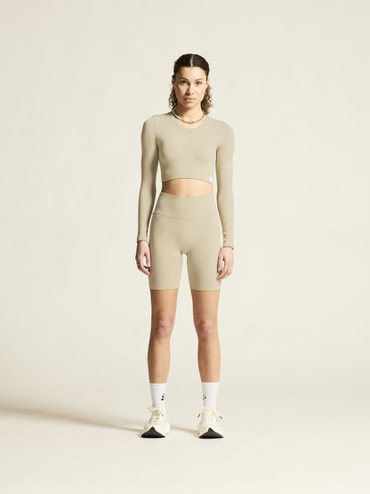 Eng anliegende, kurze Sporthose in der Farbe Hoy aus geripptem Material mit hohem, breitem Bund und körpernaher Passform.