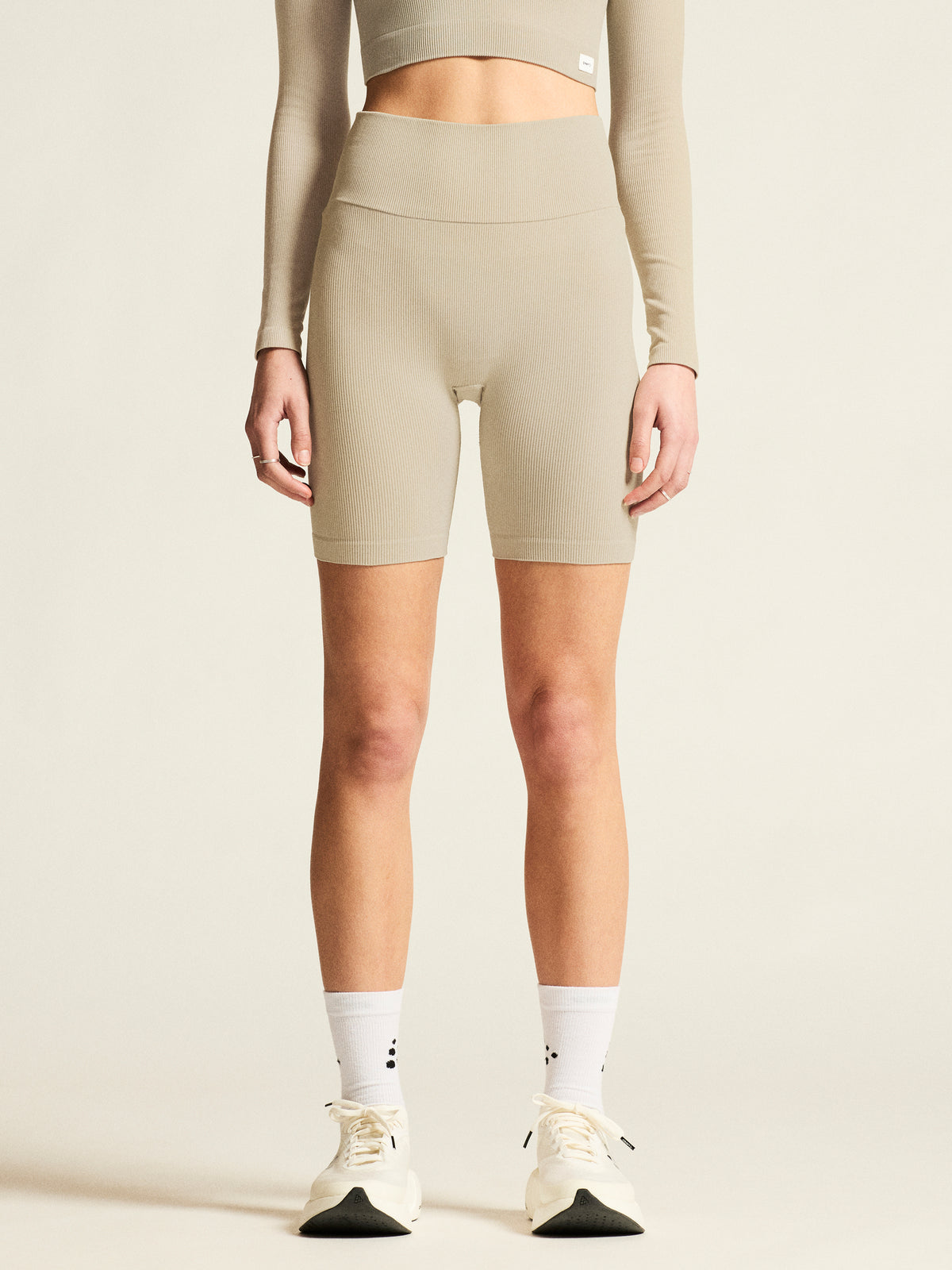Eng anliegende, kurze Sporthose in der Farbe Hoy aus geripptem Material mit hohem, breitem Bund und körpernaher Passform.