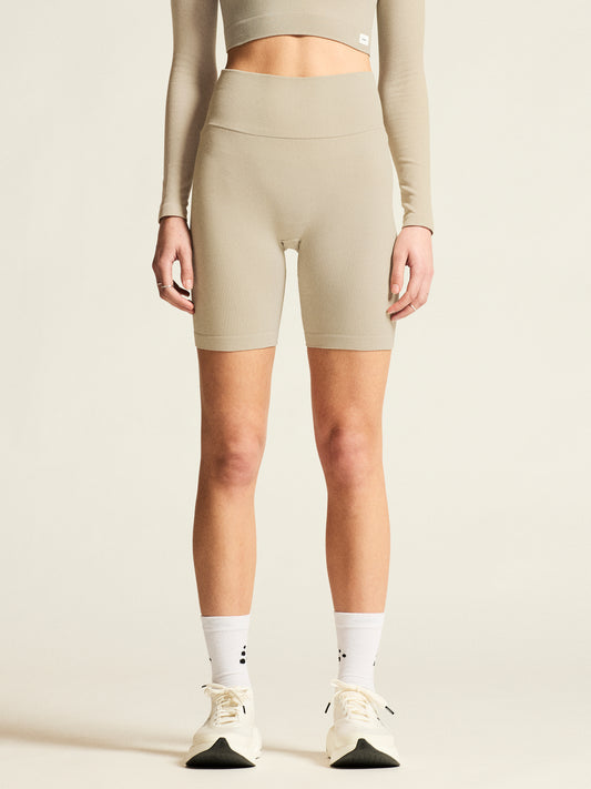 Eng anliegende, kurze Sporthose in der Farbe Hoy aus geripptem Material mit hohem, breitem Bund und körpernaher Passform.