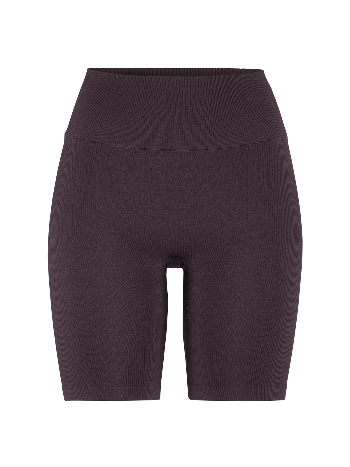 Eng anliegende, kurze Sporthose in der Farbe dunkle Pflaume aus geripptem Material mit hohem, breitem Bund und körpernaher Passform.