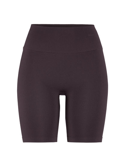 Eng anliegende, kurze Sporthose in der Farbe dunkle Pflaume aus geripptem Material mit hohem, breitem Bund und körpernaher Passform.