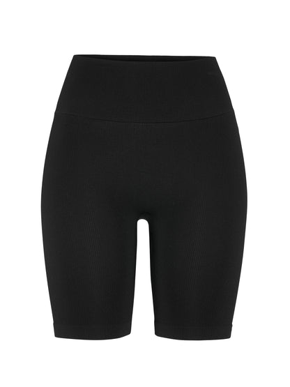 Eng anliegende, kurze Sporthose in der Farbe schwarz aus geripptem Material mit hohem, breitem Bund und körpernaher Passform.