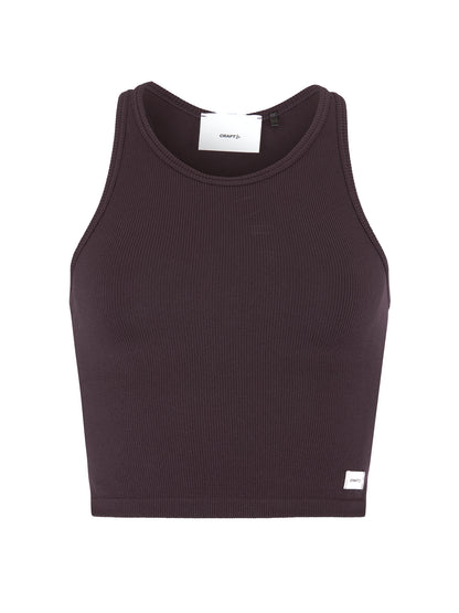 Körpernahes, kurz geschnittenes Rib Tank Top in der Farbe dunkler Pflaume aus geripptem Material mit breiten Trägern, rundem Halsausschnitt und ärmelloser Form.