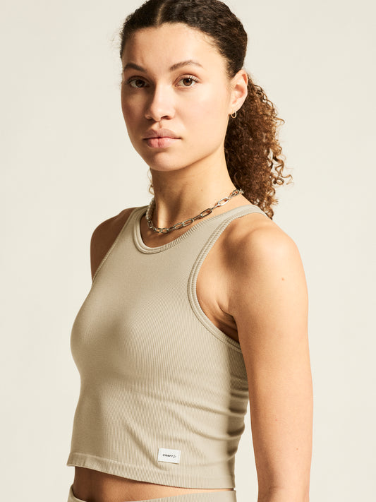 Körpernahes, kurz geschnittenes Rib Tank Top in der Farbe Hoy aus geripptem Material mit breiten Trägern, rundem Halsausschnitt und ärmelloser Form.