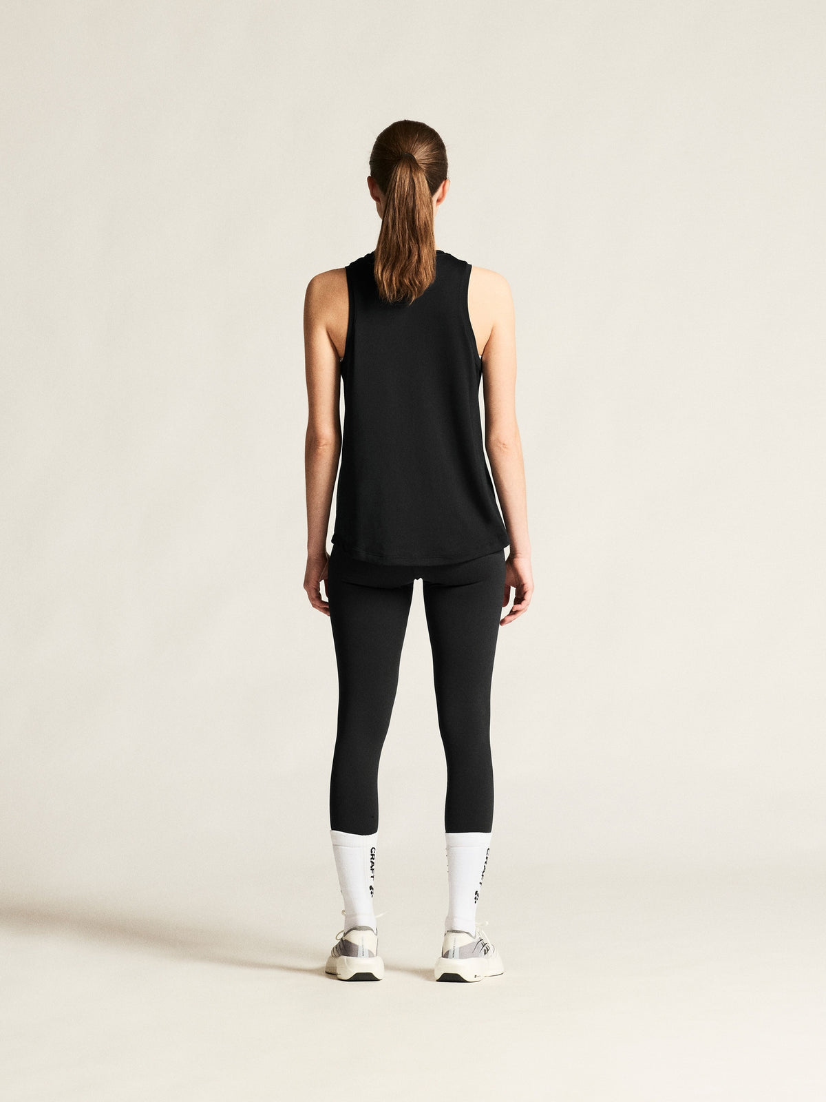 Locker geschnittenes, ärmelloses Sport Top in schwarz mit rundem Halsausschnitt, breiten Schulterpartien, großzügigen Armausschnitten und leicht abgerundetem Saum.