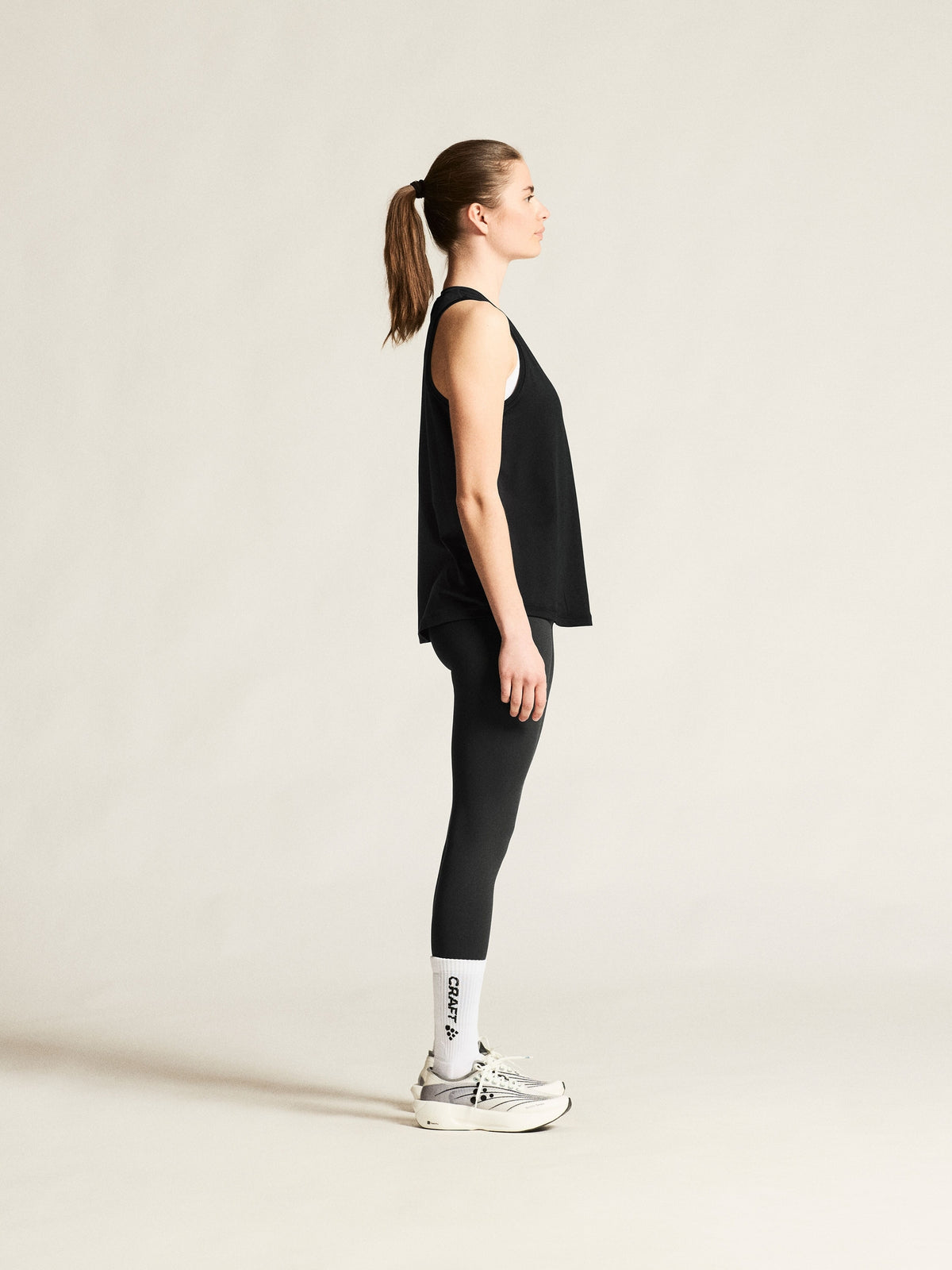 Locker geschnittenes, ärmelloses Sport Top in schwarz mit rundem Halsausschnitt, breiten Schulterpartien, großzügigen Armausschnitten und leicht abgerundetem Saum.