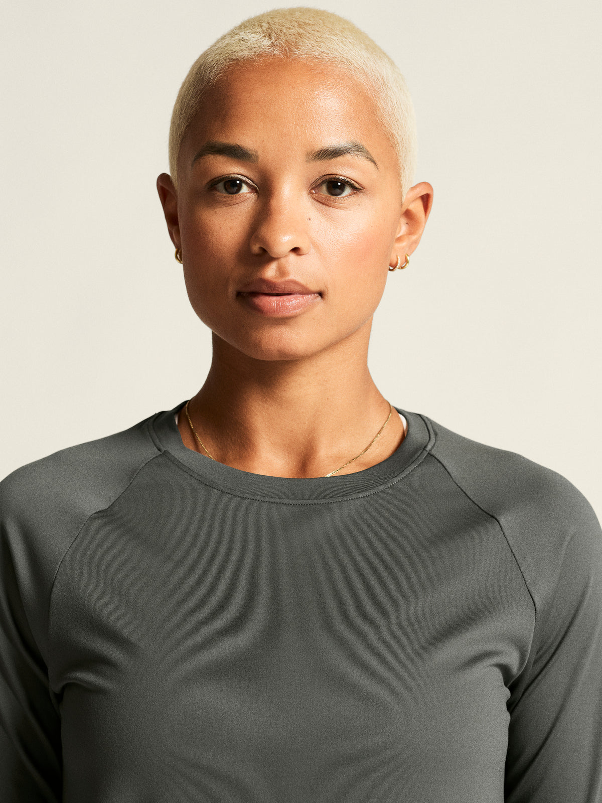 Langärmliges Sportshirt in der Farbe Lava mit rundem Halsausschnitt, Raglanärmeln und locker körpernaher Passform. Der Saum ist leicht abgerundet und hinten etwas länger geschnitten.