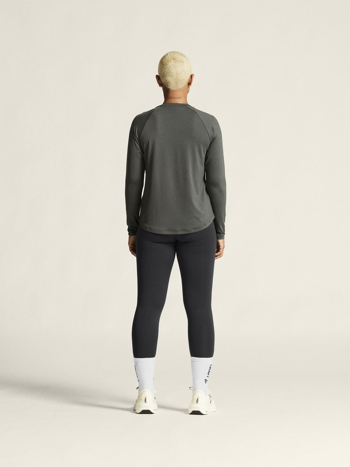 Langärmliges Sportshirt in der Farbe Lava mit rundem Halsausschnitt, Raglanärmeln und locker körpernaher Passform. Der Saum ist leicht abgerundet und hinten etwas länger geschnitten.