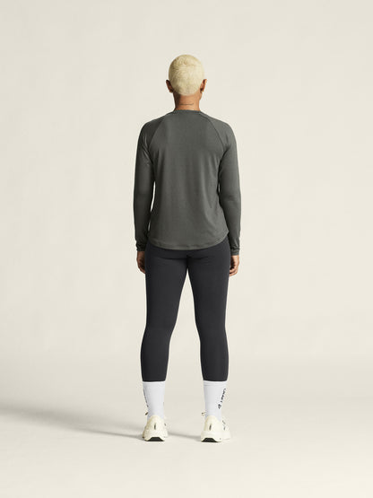 Langärmliges Sportshirt in der Farbe Lava mit rundem Halsausschnitt, Raglanärmeln und locker körpernaher Passform. Der Saum ist leicht abgerundet und hinten etwas länger geschnitten.