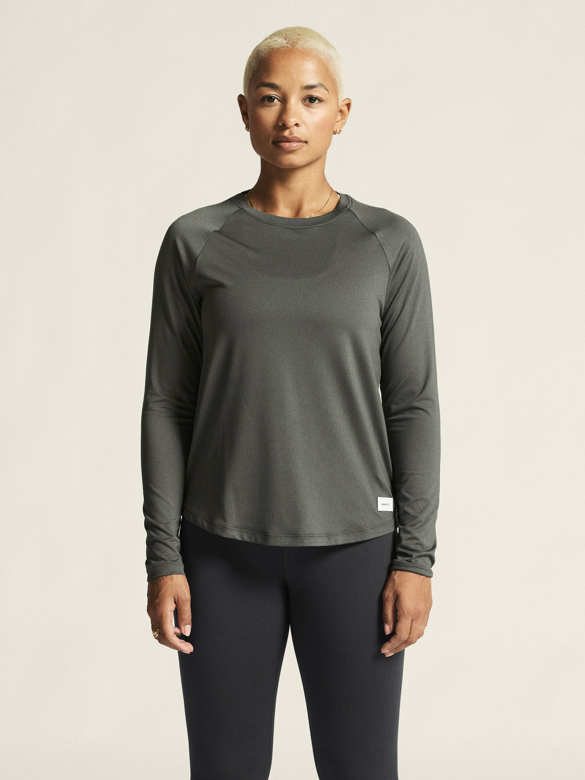 Langärmliges Sportshirt in der Farbe Lava mit rundem Halsausschnitt, Raglanärmeln und locker körpernaher Passform. Der Saum ist leicht abgerundet und hinten etwas länger geschnitten.