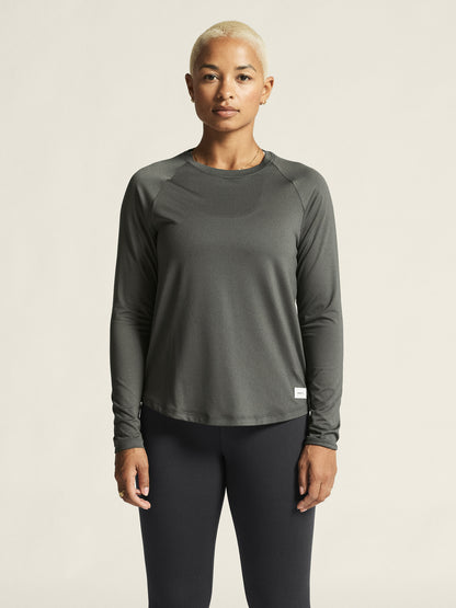 Langärmliges Sportshirt in der Farbe Lava mit rundem Halsausschnitt, Raglanärmeln und locker körpernaher Passform. Der Saum ist leicht abgerundet und hinten etwas länger geschnitten.