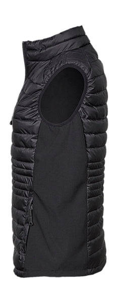Damen Hooded Crossover Jacke in schwarz mit horizontal gesteppter Vorderseite. Körpernah geschnitten mit Kapuze, hohem Kragen und durchgehendem Frontreißverschluss.
