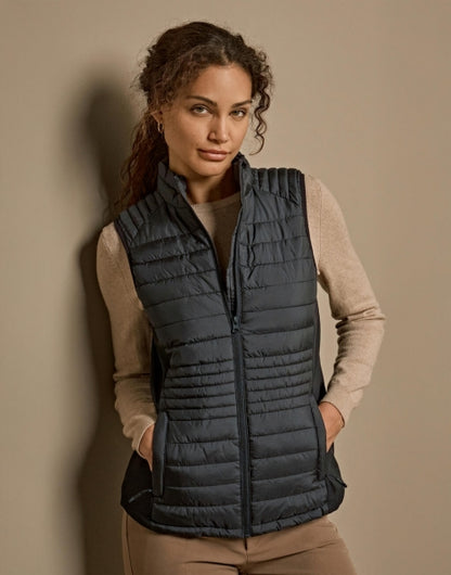 Damen Hooded Crossover Jacke in schwarz mit horizontal gesteppter Vorderseite. Körpernah geschnitten mit Kapuze, hohem Kragen und durchgehendem Frontreißverschluss.