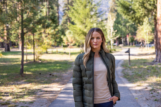 Gesteppte Jacke in Icy Green mit hohem Stehkragen und unterschiedlich großen, rechteckigen Steppkammern. Die körpernahe Form verläuft gerade bis zur Hüfte.