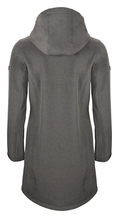 Länger geschnittene Softshelljacke für Damen mit leicht taillierter Form, Kapuze und hohem Kragen. Geschwungene Teilungsnähte verlaufen von der Brust entlang der Seiten und betonen die Form der Jacke.