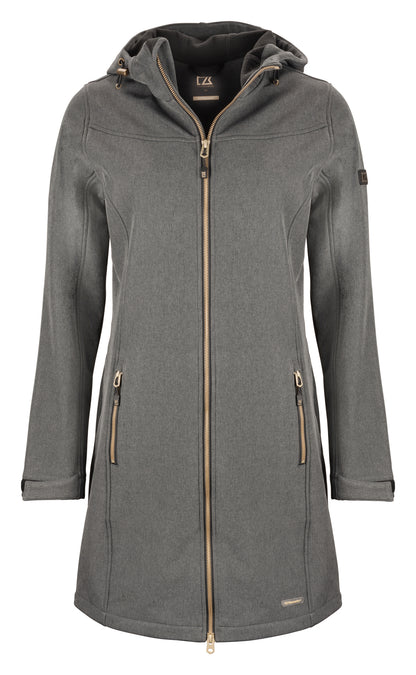 Länger geschnittene Softshelljacke für Damen mit leicht taillierter Form, Kapuze und hohem Kragen. Geschwungene Teilungsnähte verlaufen von der Brust entlang der Seiten und betonen die Form der Jacke.