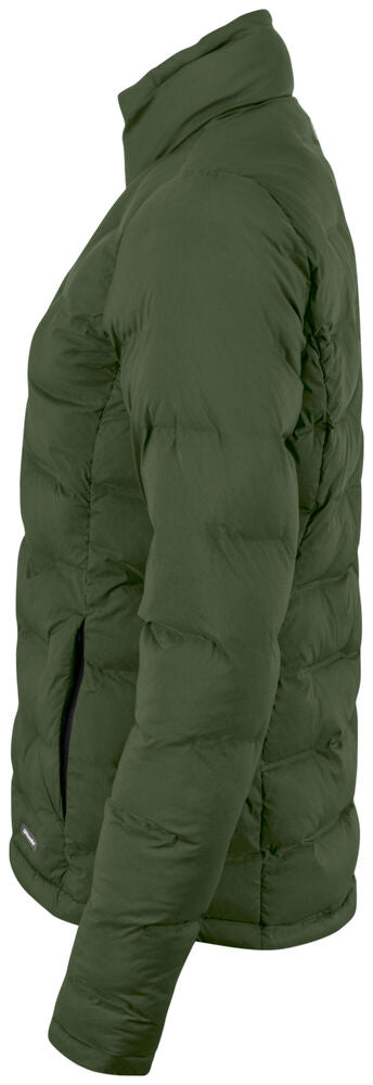 Gesteppte Jacke in Icy Green mit hohem Stehkragen und unterschiedlich großen, rechteckigen Steppkammern. Die körpernahe Form verläuft gerade bis zur Hüfte.