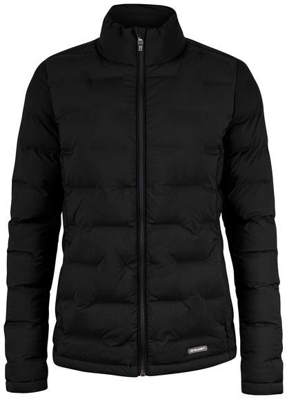 Gesteppte Jacke in schwarz mit hohem Stehkragen und unterschiedlich großen, rechteckigen Steppkammern. Die körpernahe Form verläuft gerade bis zur Hüfte.