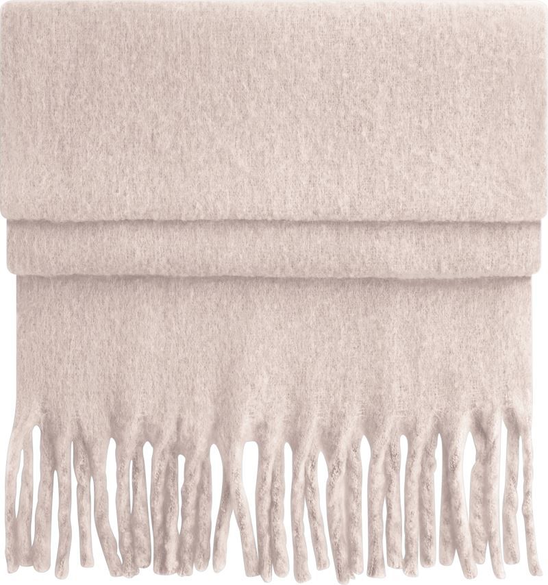 Oversized Schal für Damen in Blush Pink aus weichem, voluminösem Material mit leicht strukturierter Oberfläche, breiter Form und langen, dicht gesetzten Fransen an beiden Enden.