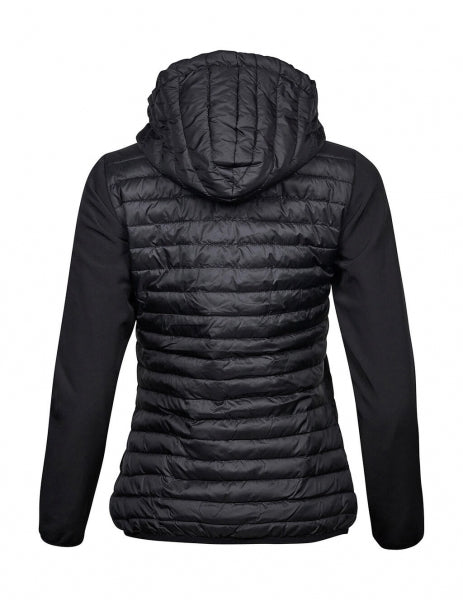 Damen Hooded Crossover Jacke in schwarz mit horizontal gesteppter Vorderseite und glatten Stretch-Ärmeln. Körpernah geschnitten mit Kapuze, hohem Kragen und durchgehendem Frontreißverschluss.
