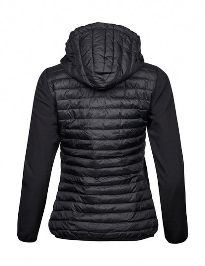 Damen Hooded Crossover Jacke in schwarz mit horizontal gesteppter Vorderseite und glatten Stretch-Ärmeln. Körpernah geschnitten mit Kapuze, hohem Kragen und durchgehendem Frontreißverschluss.