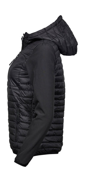Damen Hooded Crossover Jacke in schwarz mit horizontal gesteppter Vorderseite und glatten Stretch-Ärmeln. Körpernah geschnitten mit Kapuze, hohem Kragen und durchgehendem Frontreißverschluss.