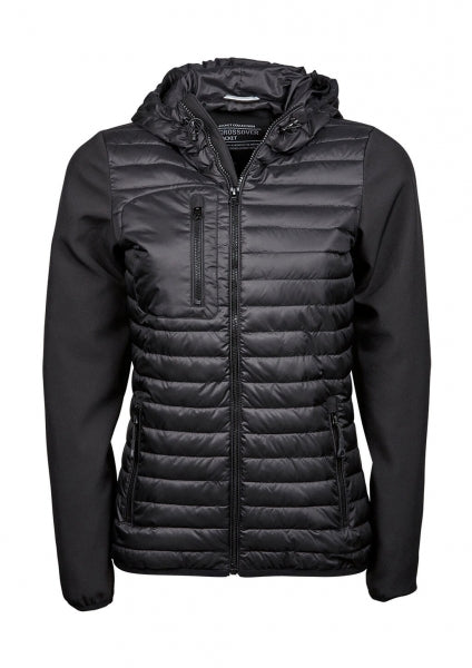 Damen Hooded Crossover Jacke in schwarz mit horizontal gesteppter Vorderseite und glatten Stretch-Ärmeln. Körpernah geschnitten mit Kapuze, hohem Kragen und durchgehendem Frontreißverschluss.
