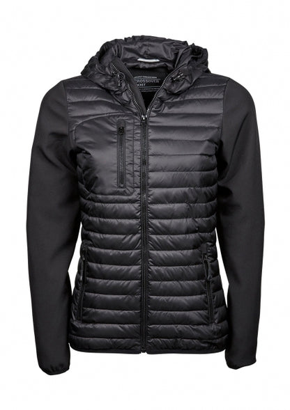 Damen Hooded Crossover Jacke in schwarz mit horizontal gesteppter Vorderseite und glatten Stretch-Ärmeln. Körpernah geschnitten mit Kapuze, hohem Kragen und durchgehendem Frontreißverschluss.