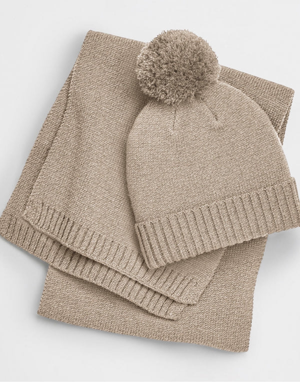Damen-Set Bommel Mütze und Schal mit gleichmäßig gearbeitetem Rippstrickmuster in Oatmeal