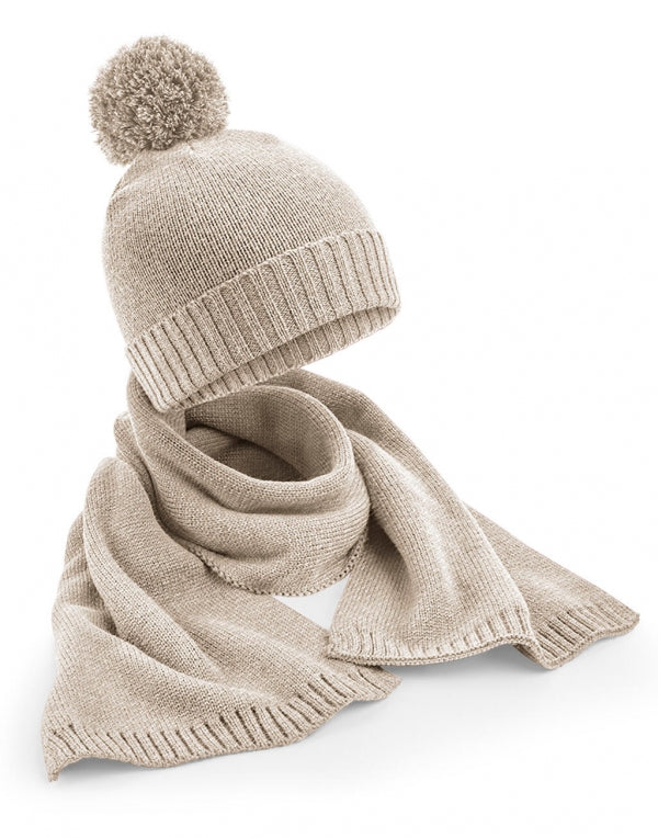 Damen-Set Bommel Mütze und Schal mit gleichmäßig gearbeitetem Rippstrickmuster in Oatmeal