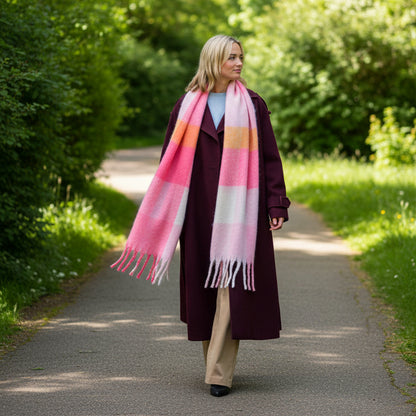 Oversized Schal für Damen in Pink Check aus weichem, voluminösem Material mit leicht strukturierter Oberfläche, breiter Form und langen, dicht gesetzten Fransen an beiden Enden.