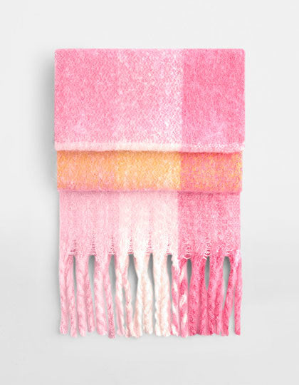 Oversized Schal für Damen in Pink Check aus weichem, voluminösem Material mit leicht strukturierter Oberfläche, breiter Form und langen, dicht gesetzten Fransen an beiden Enden.