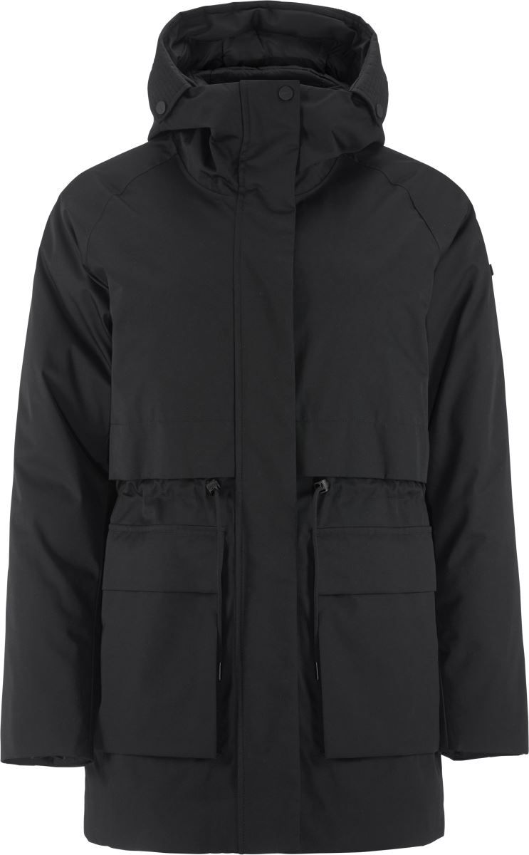 Damen Winterparka in schwarz mit Kapuze, hochschließendem Kragen und regulierbarer Taille. Längerer Schnitt mit großen Pattentaschen und dezenten funktionalen Details.