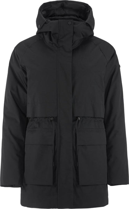 Damen Winterparka in schwarz mit Kapuze, hochschließendem Kragen und regulierbarer Taille. Längerer Schnitt mit großen Pattentaschen und dezenten funktionalen Details.