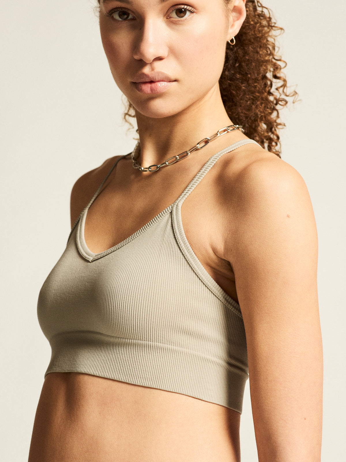 Eng anliegender Sport-BH  in der Farbe Hoy aus geripptem Material mit schmalen Trägern, V-förmigem Ausschnitt und breitem, elastischem Unterbrustband.