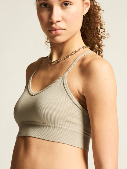 Eng anliegender Sport-BH  in der Farbe Hoy aus geripptem Material mit schmalen Trägern, V-förmigem Ausschnitt und breitem, elastischem Unterbrustband.