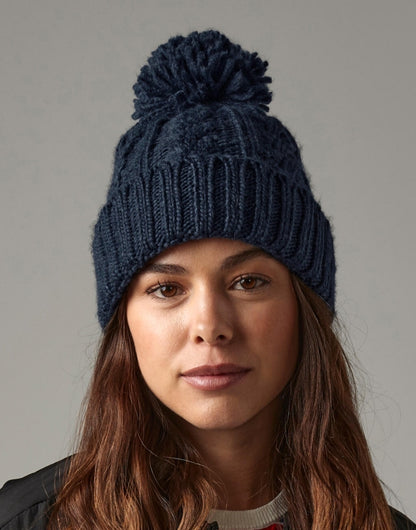Damen Strickmütze mit Bommel in der Farbe Navy mit breitem Umschlag und strukturiertem Strickmuster.